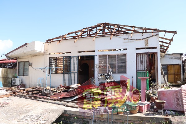 强风袭击斗华新村，导致一家住家屋顶遭吹掀。