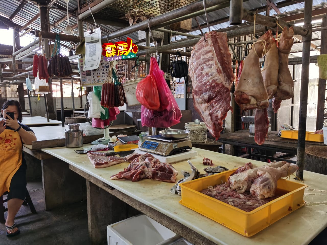 大年初二猪肉摊购买力薄弱，架上仍挂许多猪肉。