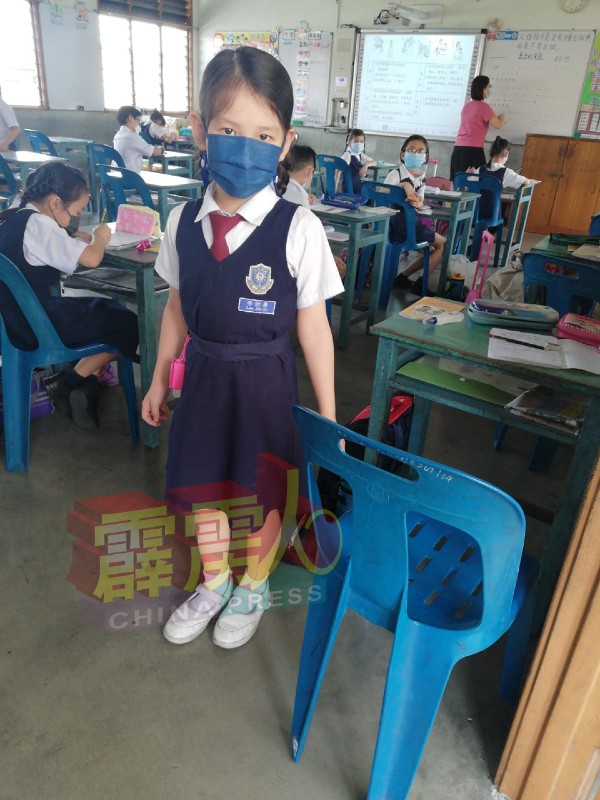 随着疫情已是生活常态后，学生的个人卫生意识逐渐提高，已懂得在书包内准备多余的口罩和携带搓手液。