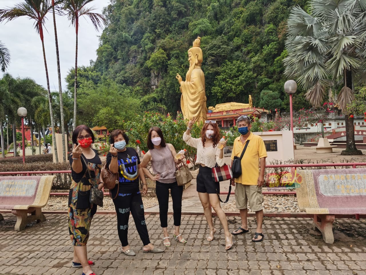 凌女士（左起）帶領來自遠方的親友參觀怡保著名景點。