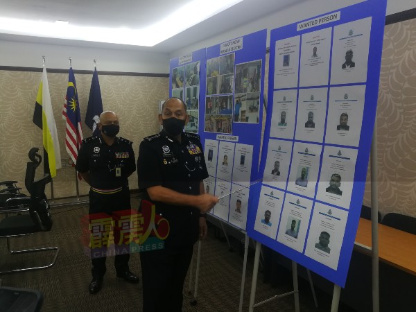 米奥法立（右起）与安努亚，公开其中10名涉及犯罪集团及破门行窃的嫌犯样貌。