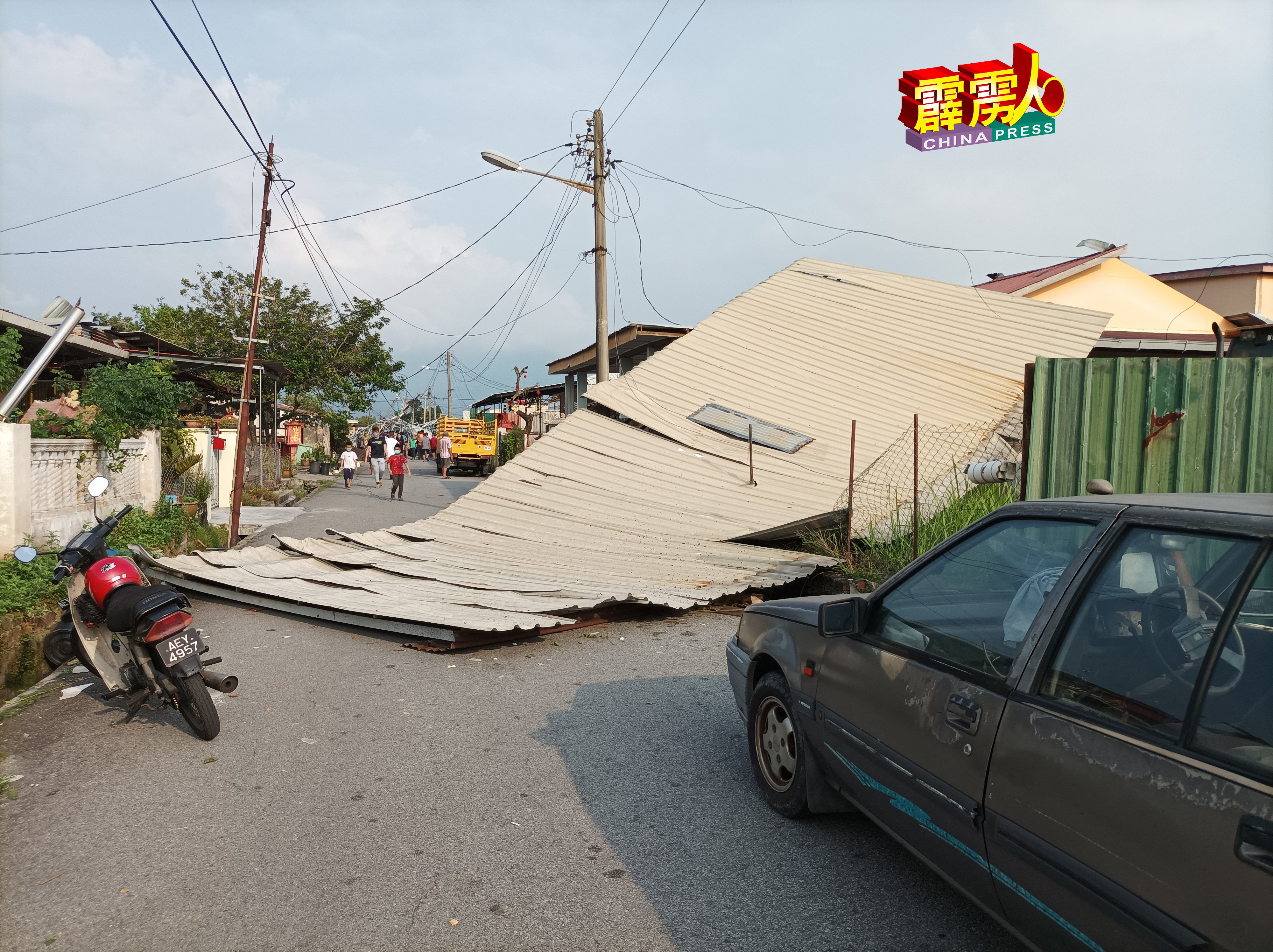 本搁置在该村9路路上的屋顶铁架、锌板已被清理。这是对比照