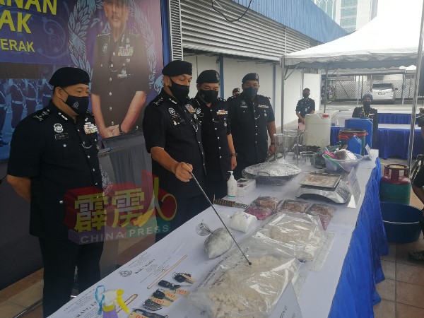 米奥法立（左2）向媒体展示，警方在行动中起获重达9.42公斤的海洛因及1.14公斤的冰毒。