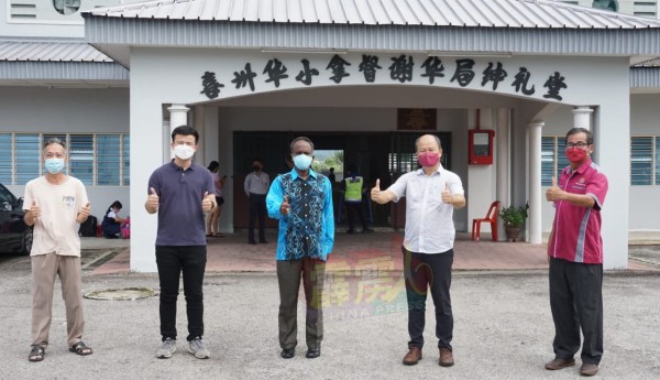 黄金带（左起）、张迪翔、西华古马、谢保恒、陈俊华等人周五（25日）巡视喜州华小礼堂疫苗接种中心后合影。