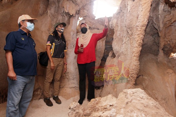 诺丽（左起）、鲁迈兹、西蒂步行在石灰岩隧道，参观各种奇形怪状的岩石。