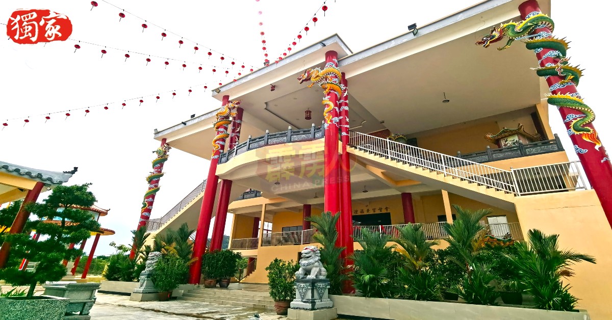 班台金山济公活佛庙也披上“新衣”，挂上红灯笼迎农曆新年。