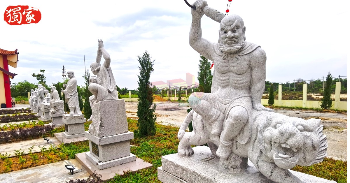 班台金山济公活佛庙新增十八罗汉石雕神像。