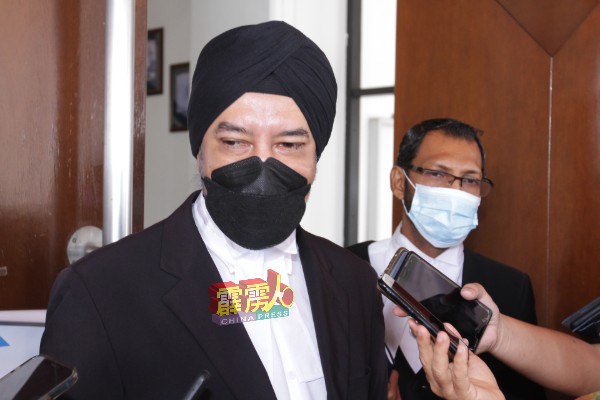 杨祖强的辩护律师拿督拉泽巴星，週二（15日）在怡保高庭外，透露杨祖强为新冠肺炎密切接触者，目前居家隔离中。
