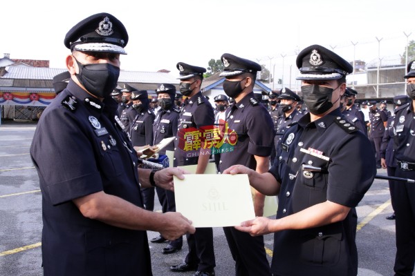 米奥法立（左）颁发感谢状给霹州肃毒组警官谢忠成助理警监。