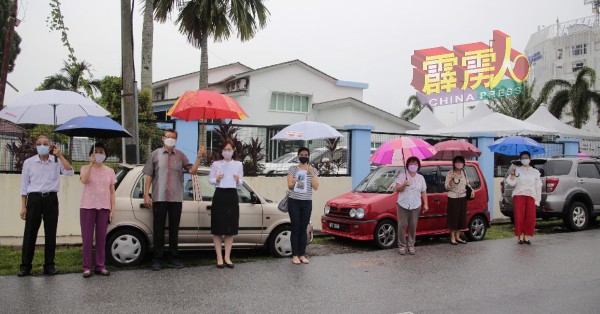 拿督孔锦德路部分居民，要求崔慈恩（左4）协助解决疫苗接种中心制造的塞车问题，左3为居民代表杨庆显和韩云金（左5）。