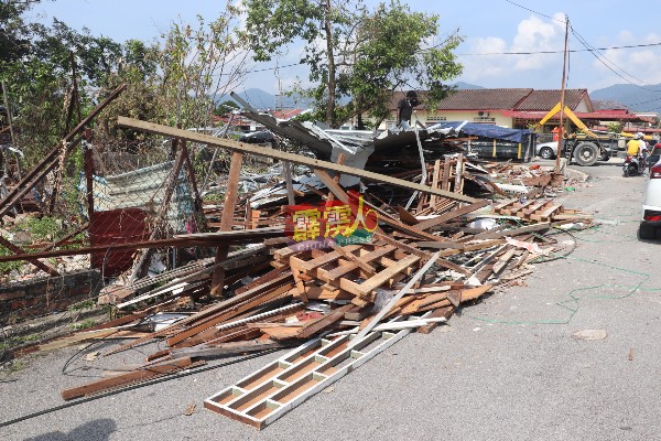 週三（2日）上午时段，斗华新村第9路的路旁，堆满了灾后的垃圾。