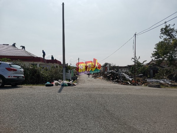 斗华新村于1月30日遭受强大怪风袭击，其中该村第9路的灾情较为严重，清理及修缮工作如也在进行中。