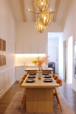单层毗连式房屋的干厨房与饭厅采用开放式设计，散发简约优雅的氛围。 