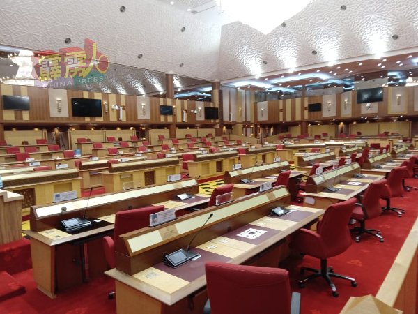 霹州议会周一，召开第14届第5季州议会及苏丹殿下莅临开幕。
