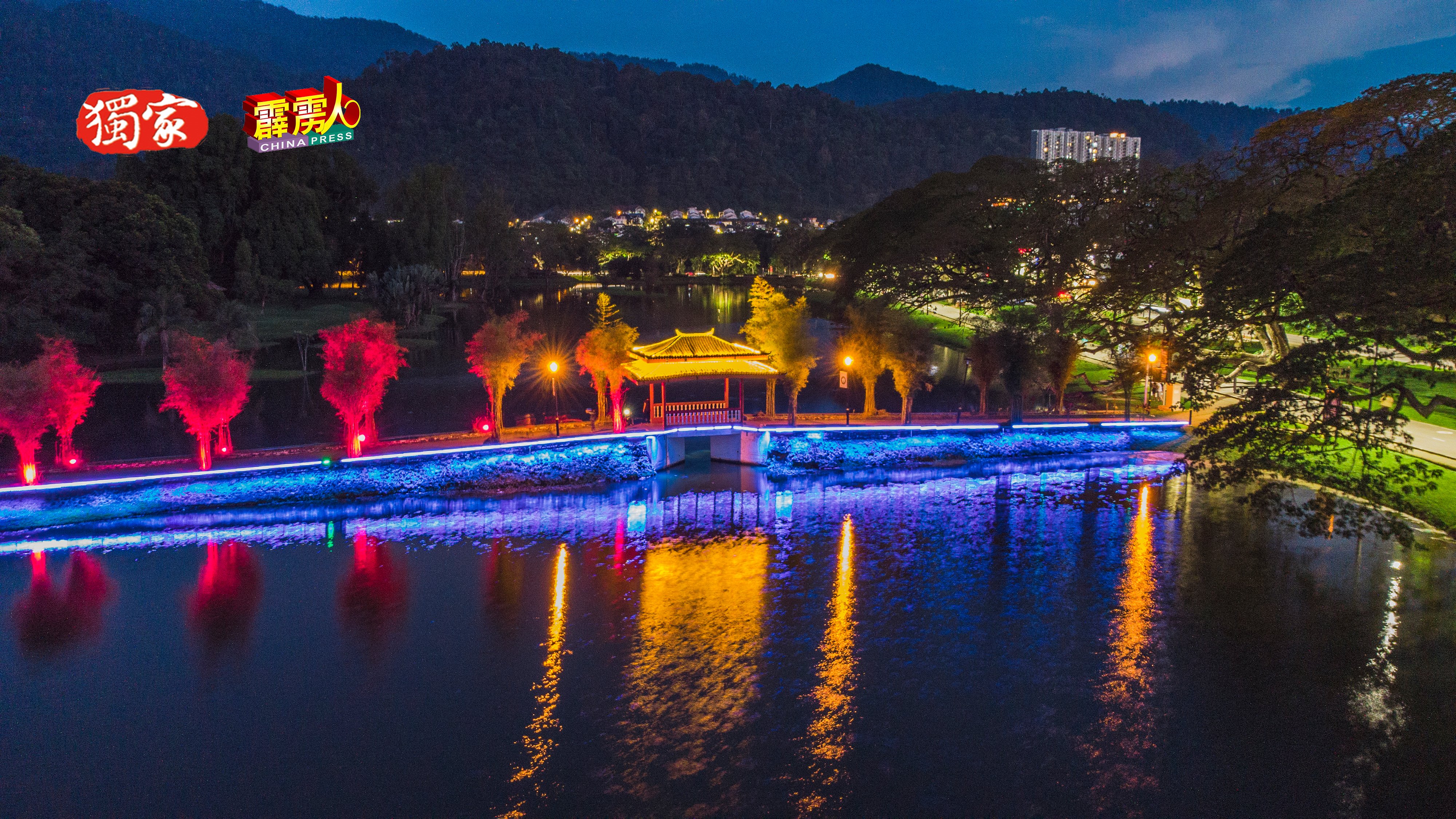 夜晚的太平湖中国桥，在七彩璀丽的LED装潢及湖水的倒映下，叫人醉美。