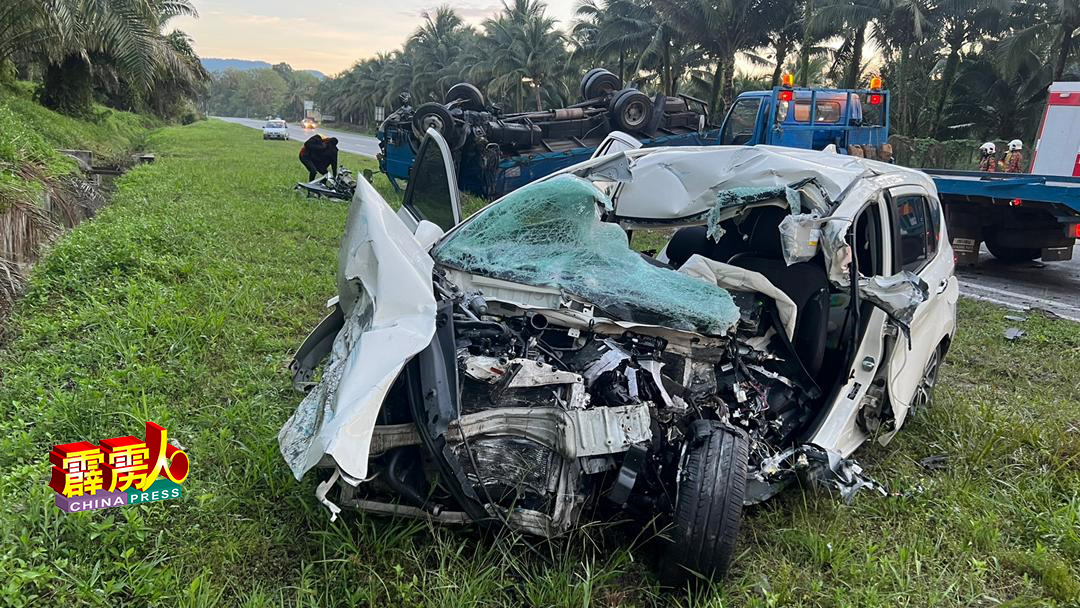 肇祸后，迈薇轿车严重毁坏，21岁华裔女司机重伤送院抢救。