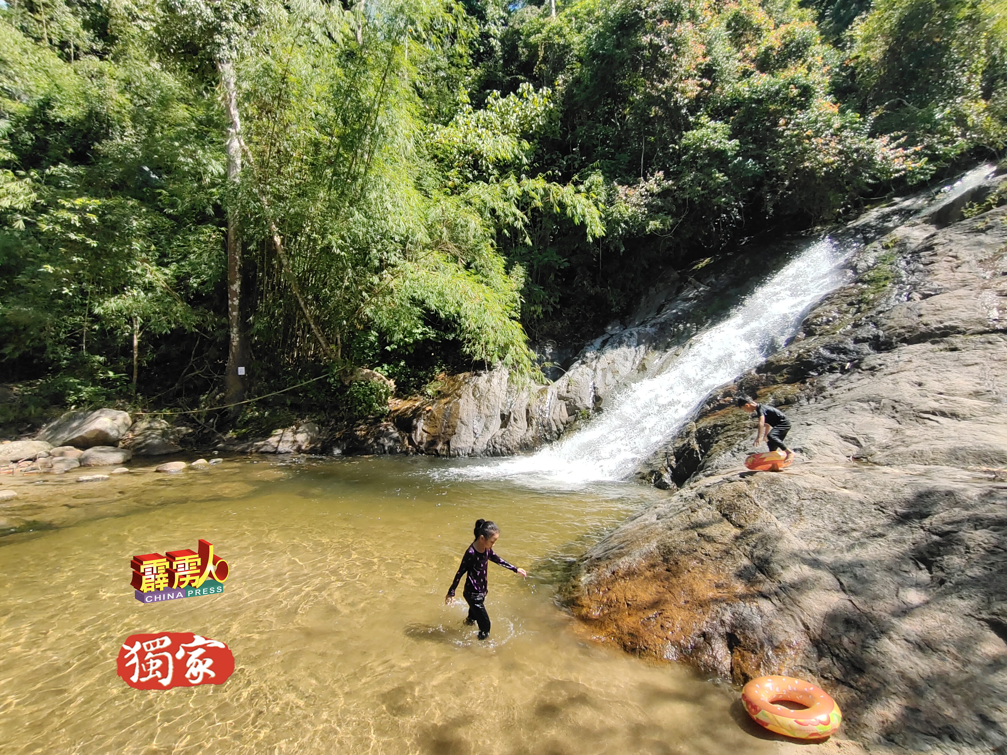 靠近加地小埠，隐蔽着一座美丽的瀑布，当地人称为柏拉呼瀑布，附近华人则称之“加地28碑”瀑布。