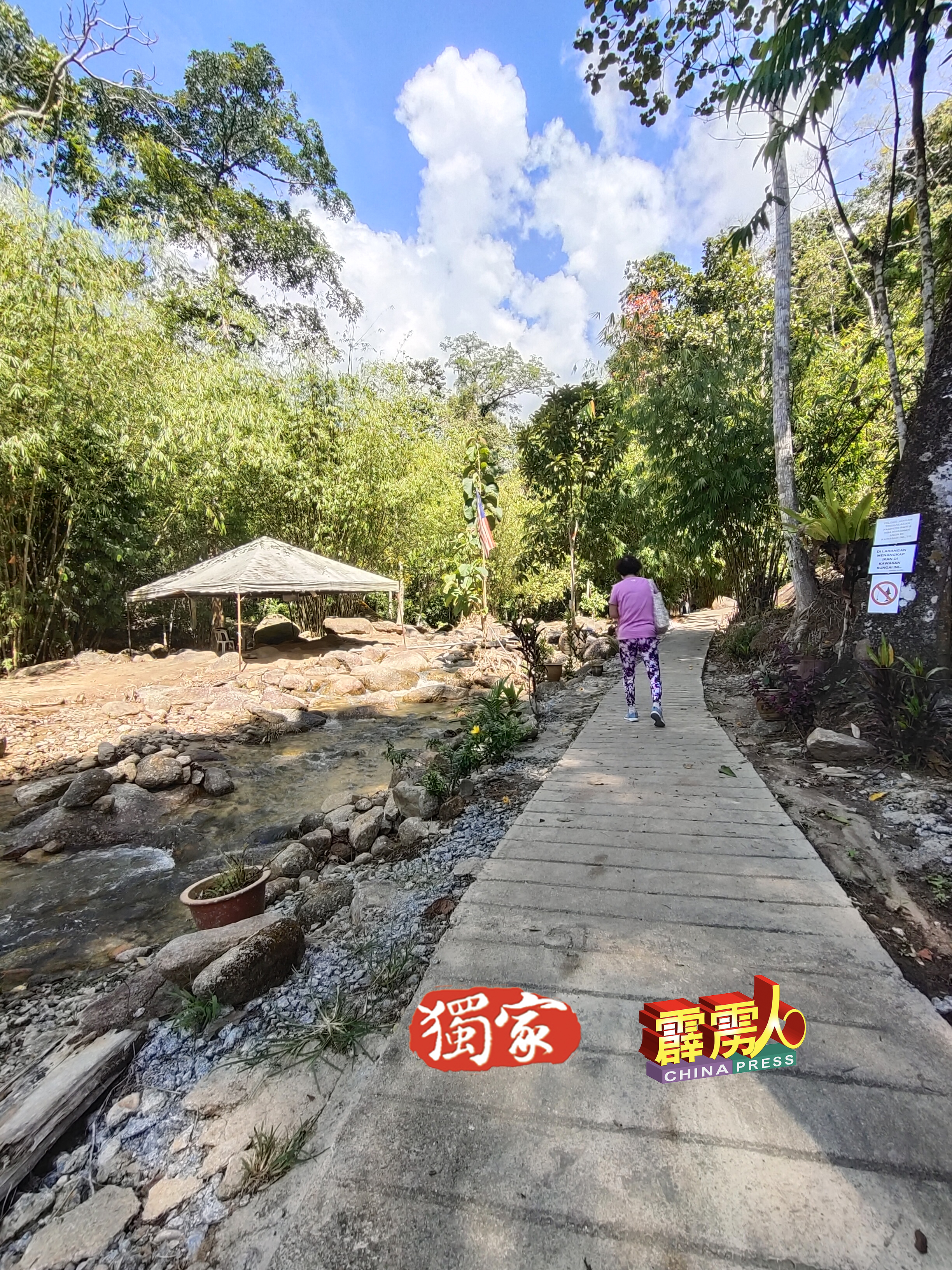 瀑布的美化工程，包括铺了一条甬道，更方便游客行走。