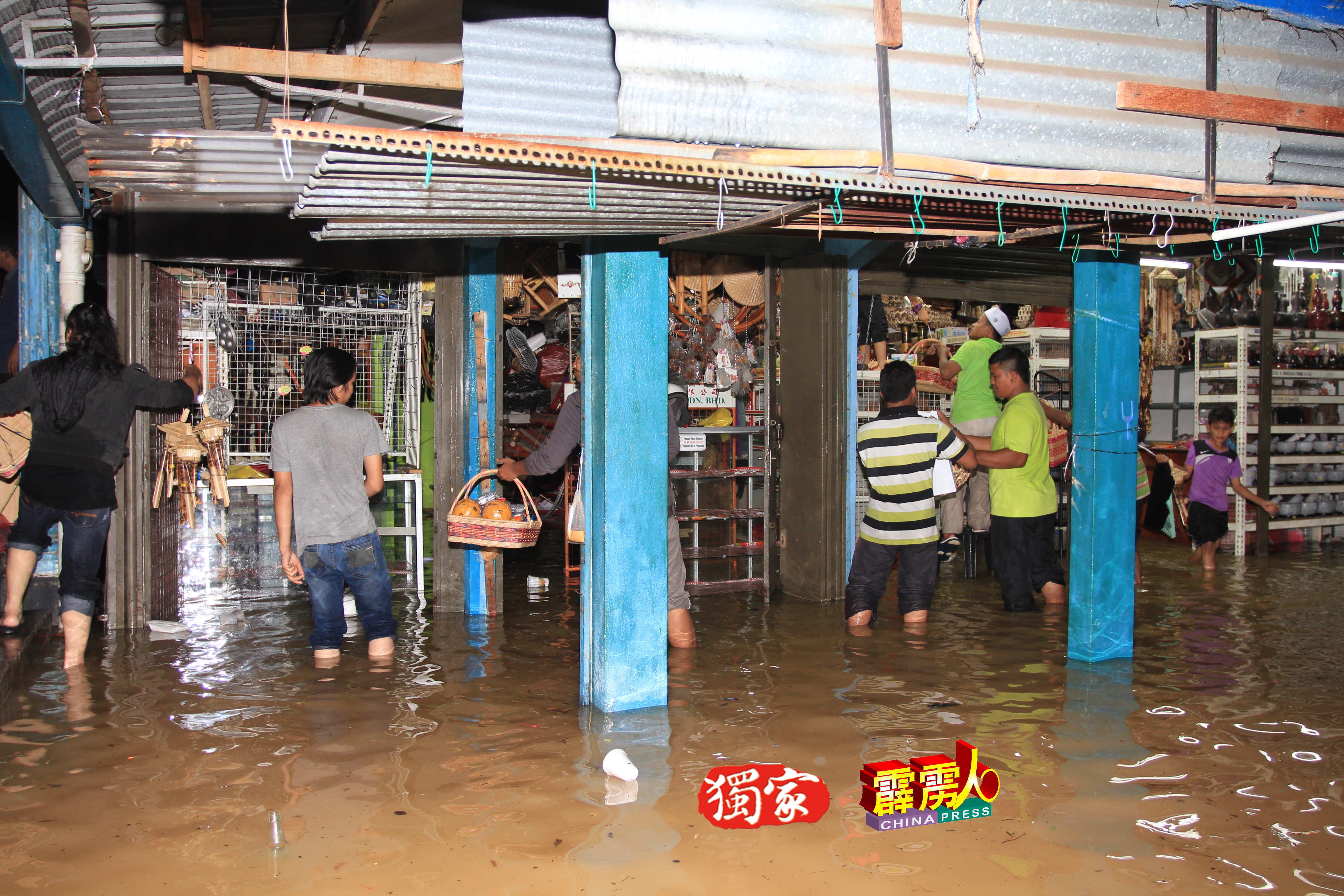 2014年的江沙大水患，靠近霹雳河的江沙河边街许多店舖，变成汪洋一片。
