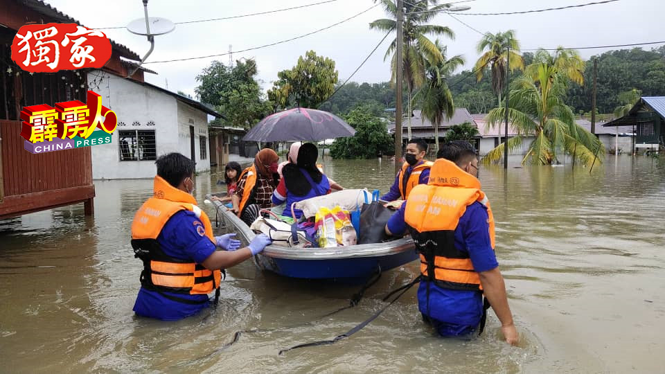 遇上水患，民防部队会出动救生艇展开救灾任务。