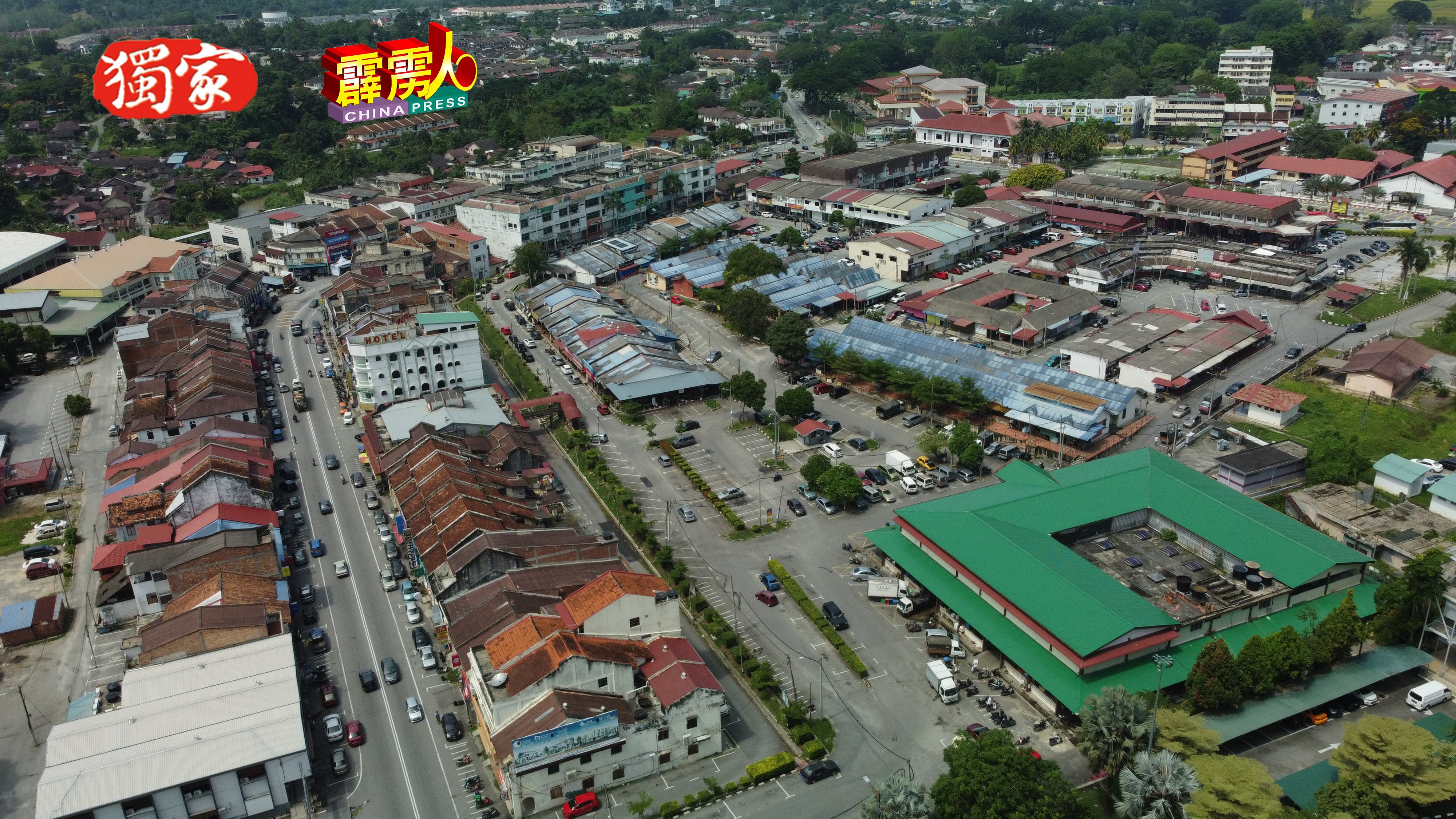 目前的江沙巴刹（青顶建筑）位于市中心策略地点，附近有巴士总站与许多餐饮店。