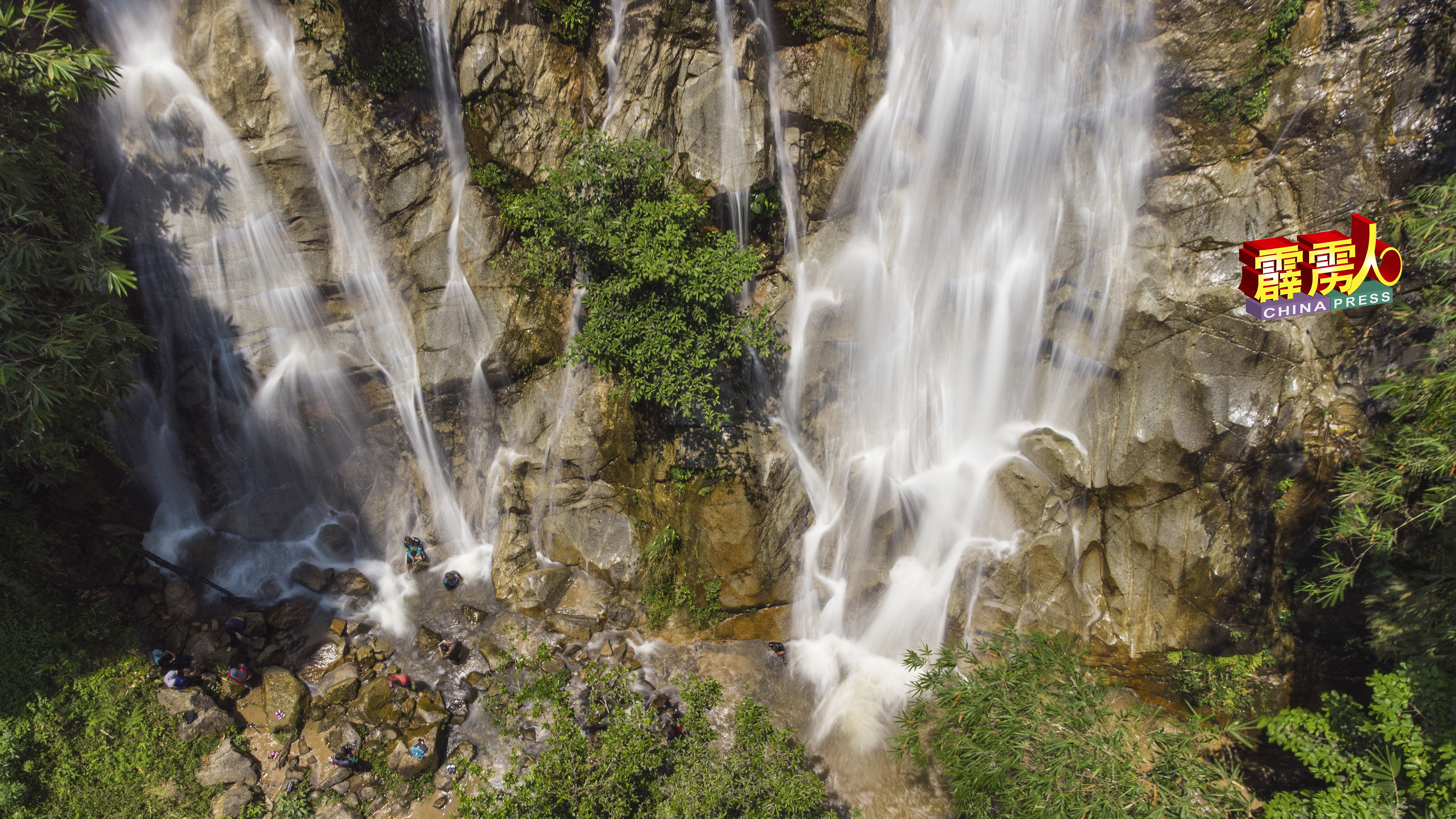 位于和丰的波斯拥原住民区的甘榜本迪内，隐藏着一个景色优美的本逸瀑布。