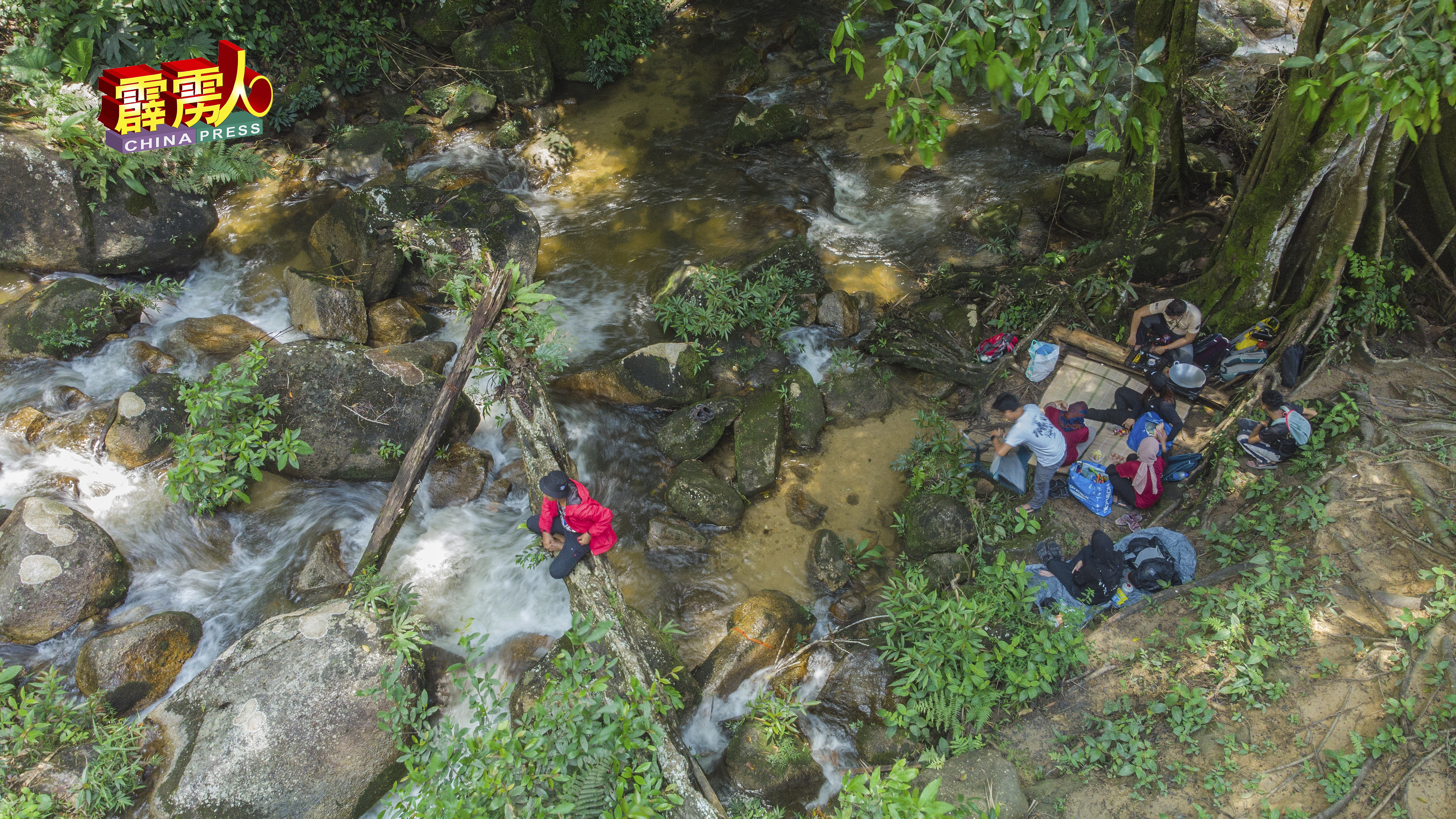 不少游客喜欢在瀑布区野餐，享受大自然的恩赐。