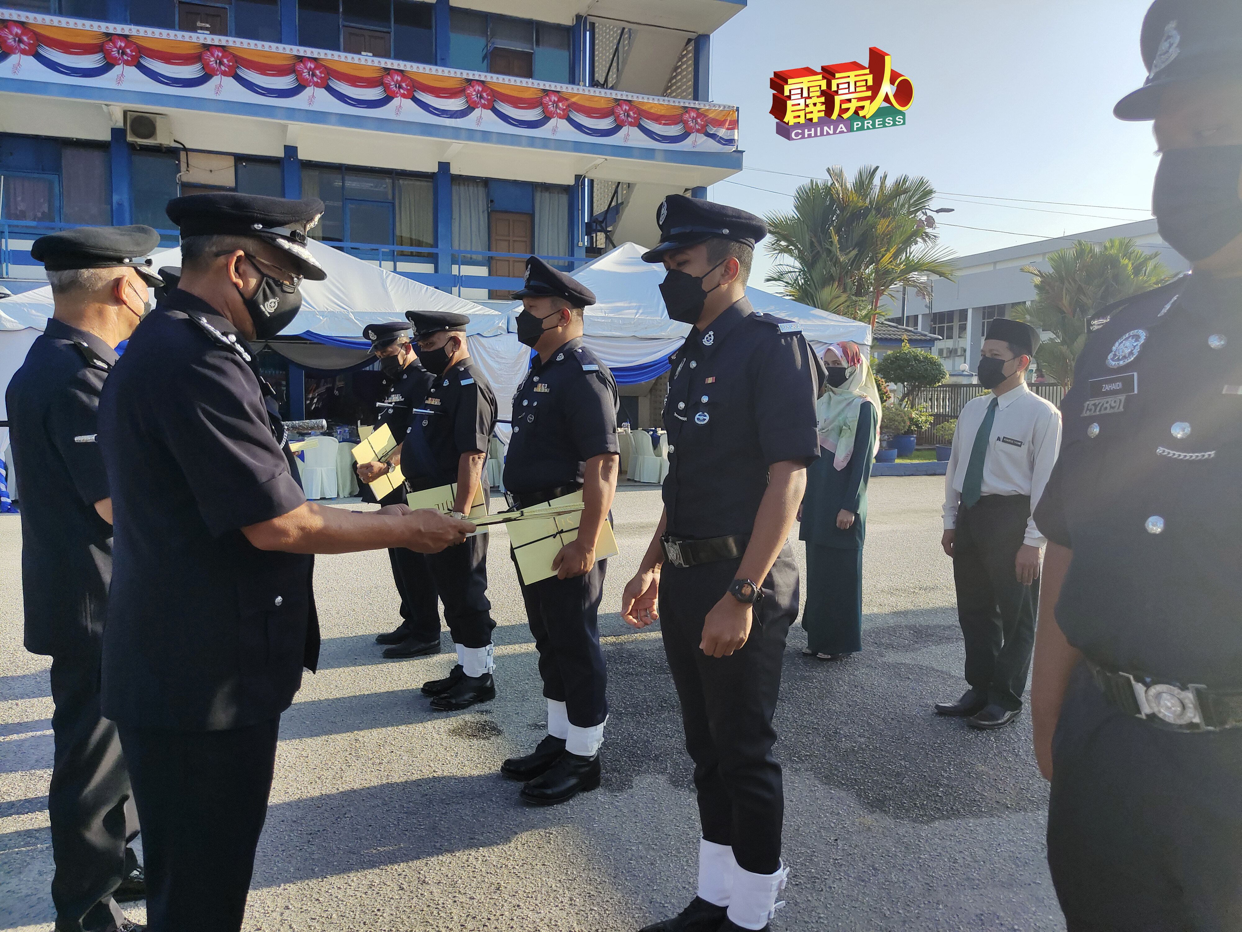 奥马峇迪（左2）颁发奖状给表现杰出的警员。