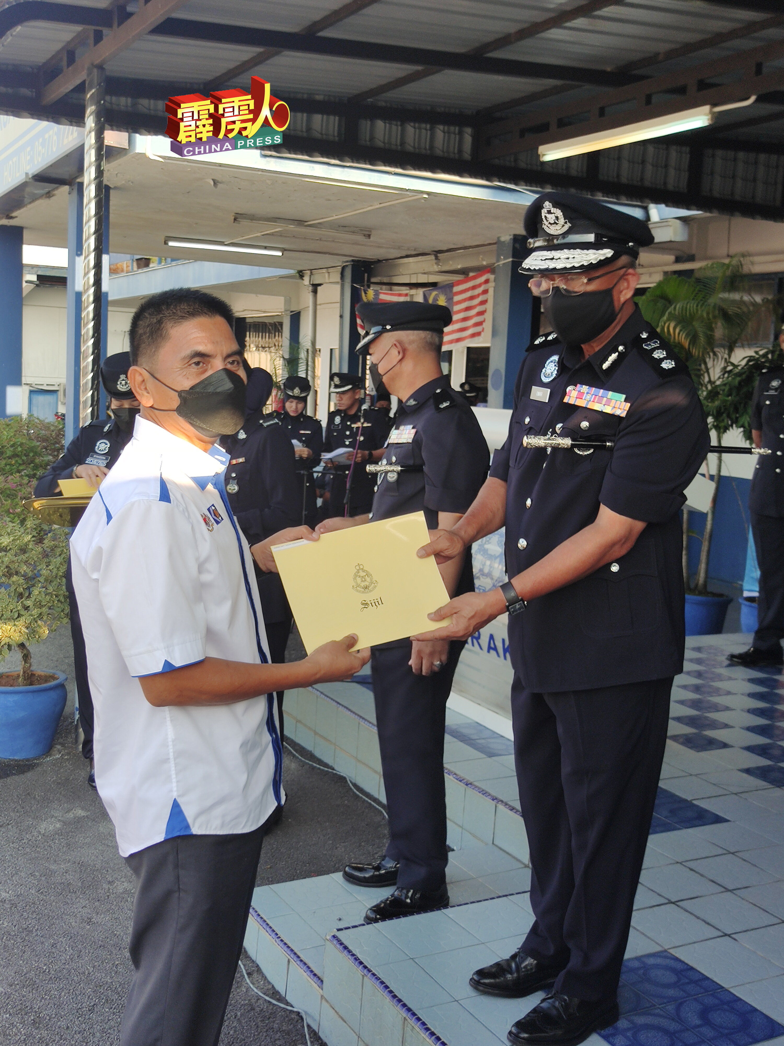 奥马峇迪颁发褒扬状给江沙贸消局主任阿米尔（左）。