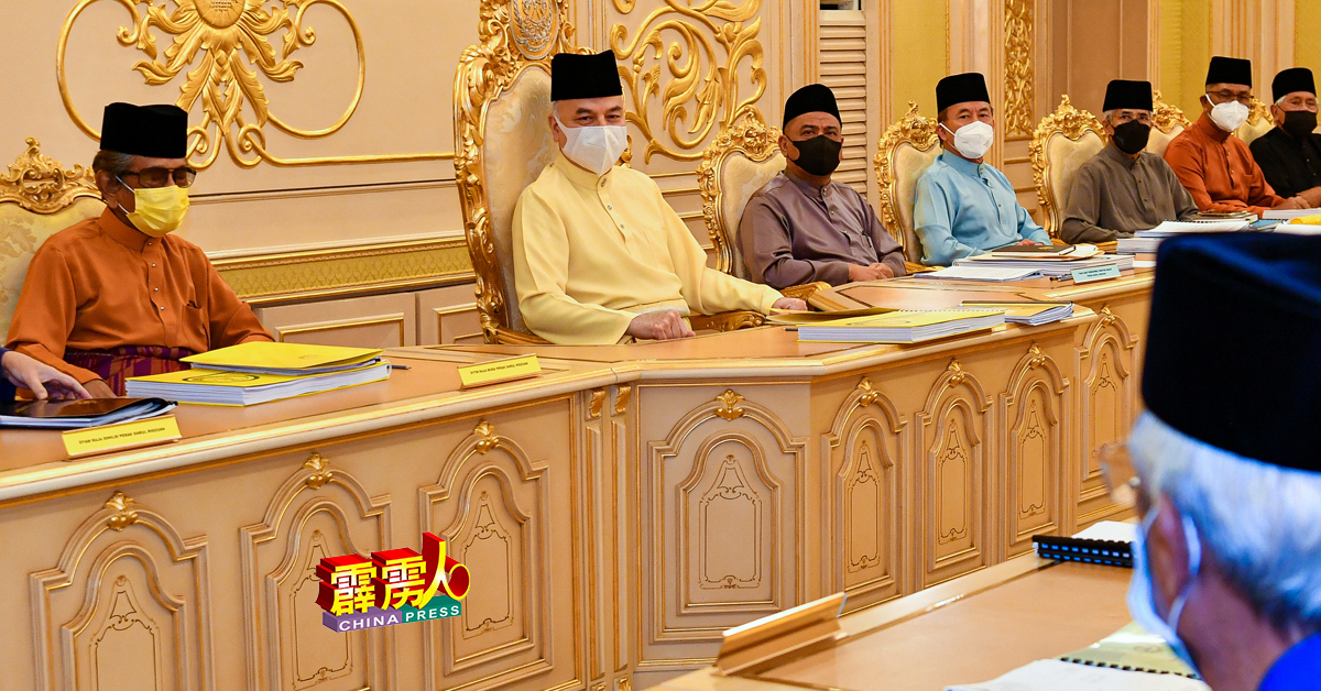  纳兹林殿下（左2）于週二，在霹雳王储拉惹查化（左）及州务大臣沙拉尼（左3）等人陪同下，为第170次霹雳州王室理事会主持开幕及发表御词。
