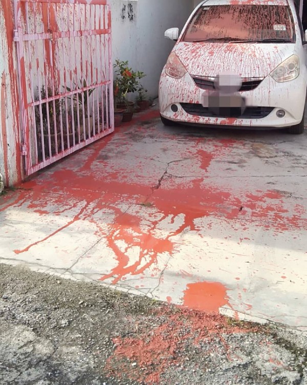 张淑豔住家被泼红漆篱笆门、牆壁及轿车染红。