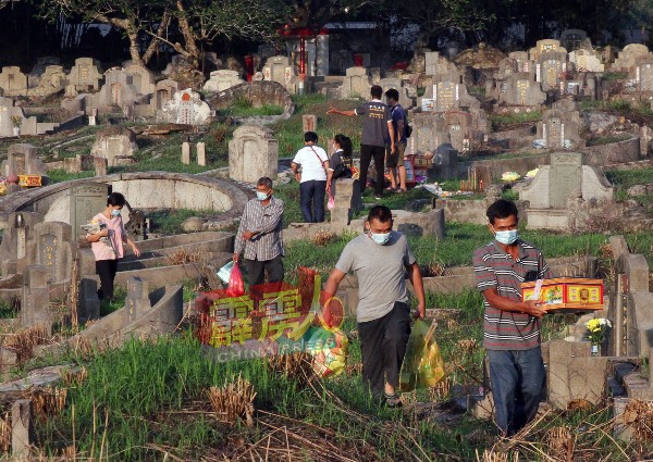 民众于週日早上，前往义山扫墓。