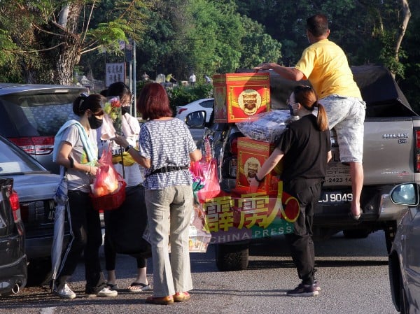 一些民众准备了许多拜祭品拜祭先人。