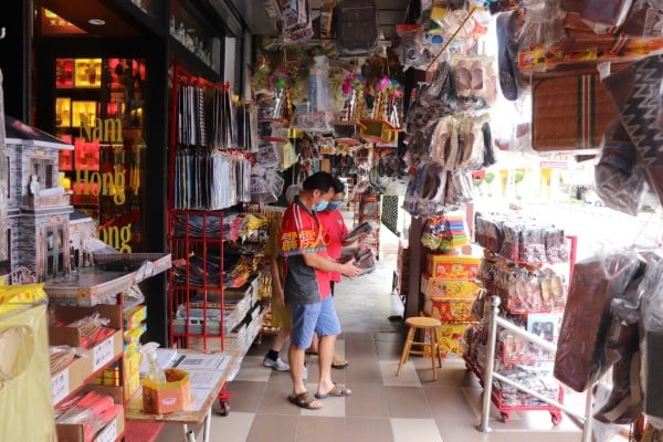 清明节将至，人们开始到神料店选购拜祭品。