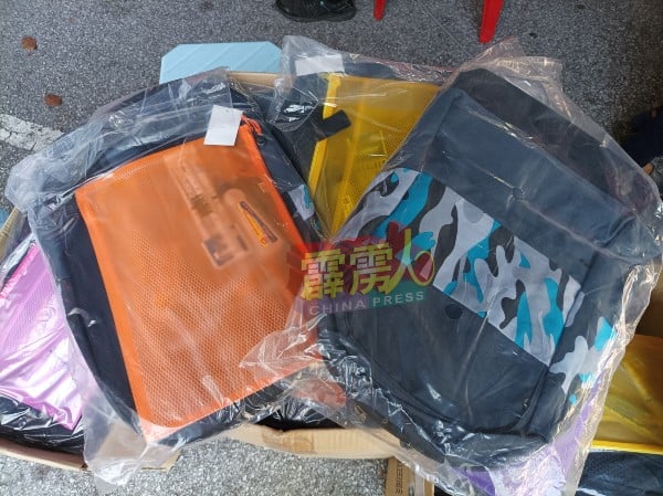 行动党万里望州议员服务中心的开学用品，包括书包、文具，而校服和校鞋则需前往指定商店试穿后领走。