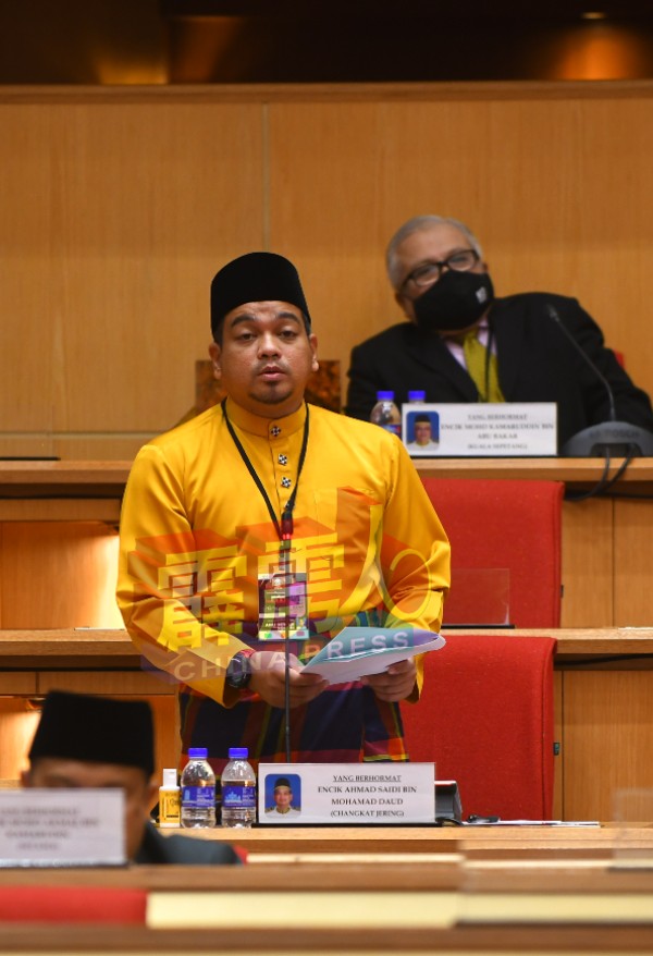 霹雳州行政议员阿末赛迪在州议会内回答议员的提问。