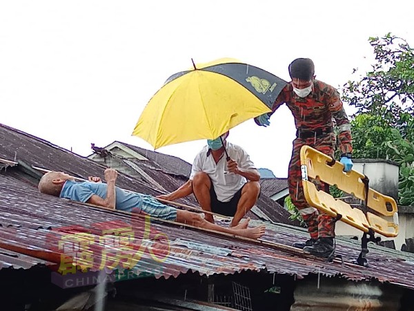 89岁老翁维修漏雨的屋顶，晕倒住家屋顶上。