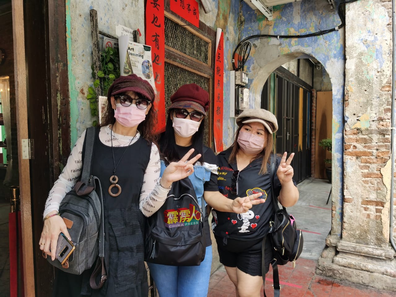 张玉芳（左起）与2名好姐妹特到西马度假及到二奶巷一游，唯暂不敢贸然出国游玩。