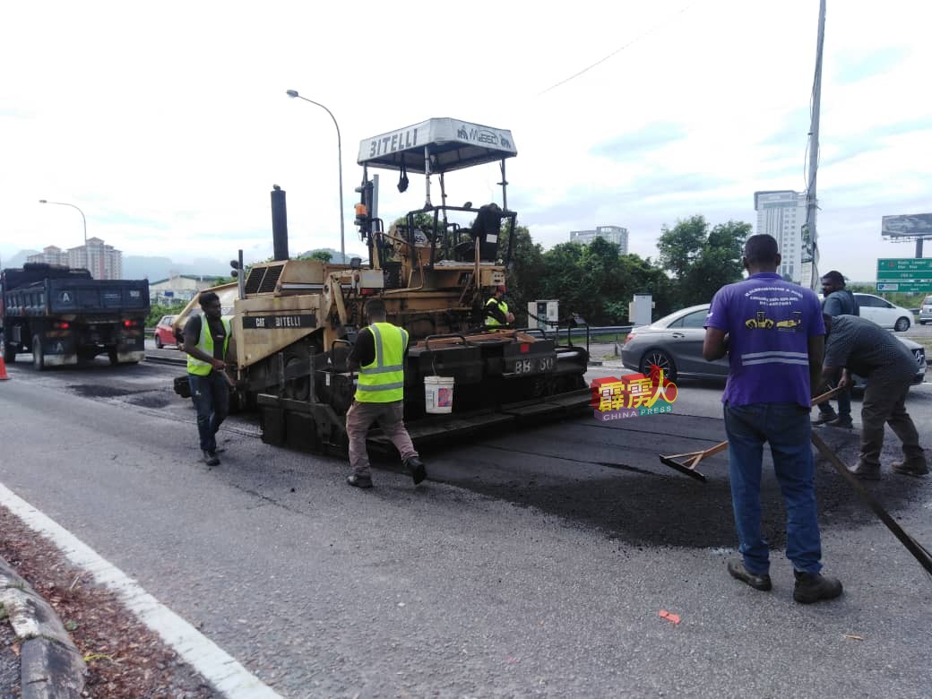 工作人员铺设道路，以便在3周内完成提升工程。