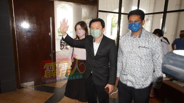 杨祖强（中）周四（31日）在妻子凃春蕾及好友西华苏巴马廉的陪同下，大方面对媒体镜头。