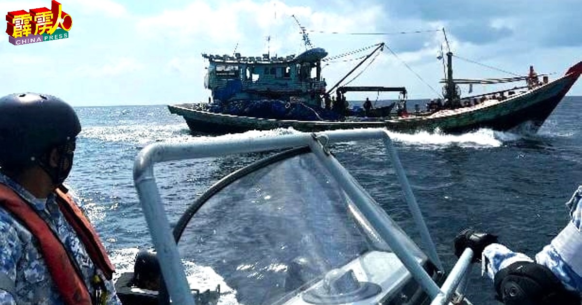军舰KD GAGAH SAMUDERA驱逐队发现非法外来船隻。
