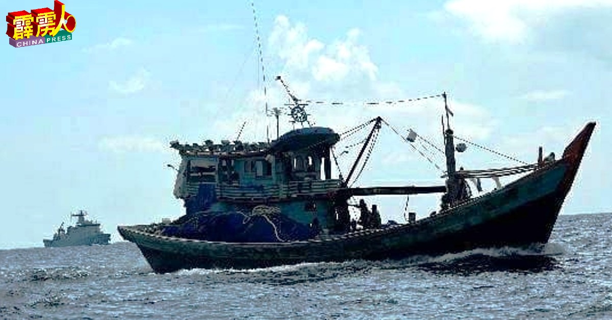 军舰KD GAGAH SAMUDERA将5艘非法外来船隻驱逐出我国海域。