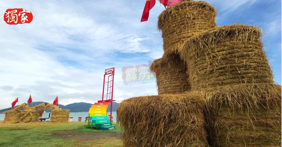 “吉打稻草卷公园”内展示以稻草卷堆积成的拱门和稻草塔。