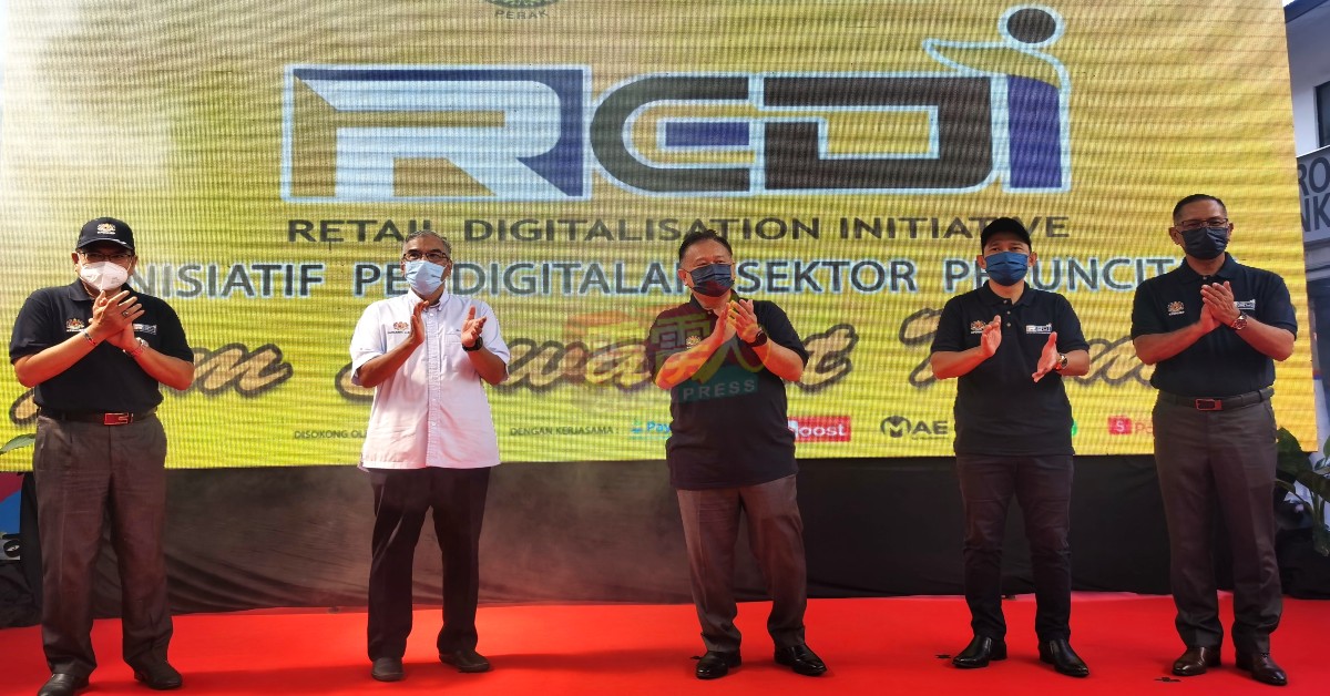 阿历山大南达林奇（右3）在邦咯岛主持“霹雳州零售数码化倡议计划”启动仪式。