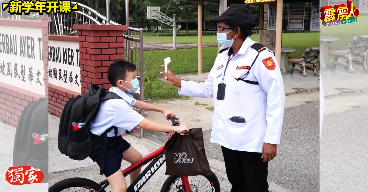 甘榜马坡华小校方安排守卫员在校园出入口，为学生测量体温及询问，禁止有发烧、喉咙痛、咳嗽或伤风症状者进入校园。