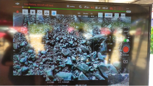 採石厂岩石坍塌现场仍出现小土崩。