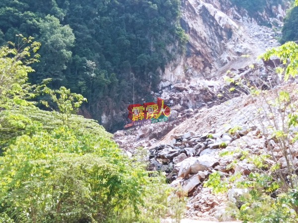 神手在岩石坍塌之处移动石块以开闢通道，方便搜救队伍进一步展开搜寻工作。