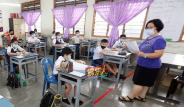 政府宣布，在新学年中，超过600名学生的小学依然需采用轮流返校上实体课的方式上课。（档案照）