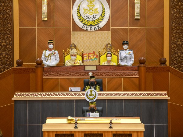 霹雳苏丹纳兹林沙殿下，为霹雳州议会主持开幕仪式。