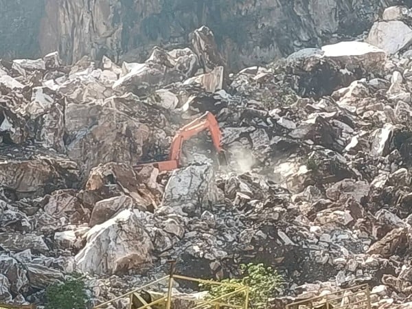 基于大石滑落的安全风险及天气因素，週五的搜救行动依然专注在移开大石工作。